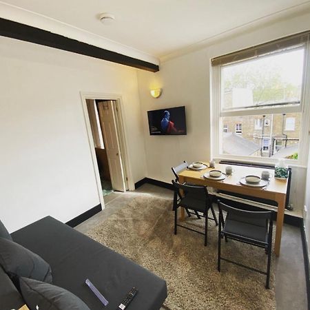 Complete 1 Bedroom Apartment With Wi-Fi, Kitchen, Tv In Heart Of Chiswick, Londra Esterno foto