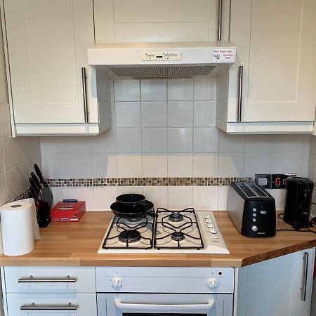 Complete 1 Bedroom Apartment With Wi-Fi, Kitchen, Tv In Heart Of Chiswick, Londra Esterno foto