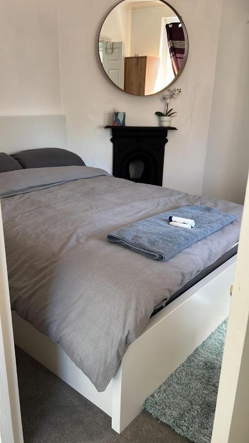 Complete 1 Bedroom Apartment With Wi-Fi, Kitchen, Tv In Heart Of Chiswick, Londra Esterno foto