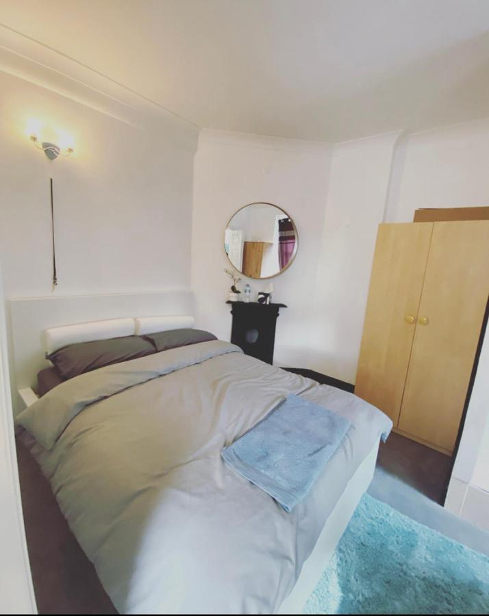 Complete 1 Bedroom Apartment With Wi-Fi, Kitchen, Tv In Heart Of Chiswick, Londra Esterno foto
