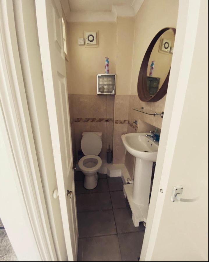 Complete 1 Bedroom Apartment With Wi-Fi, Kitchen, Tv In Heart Of Chiswick, Londra Esterno foto