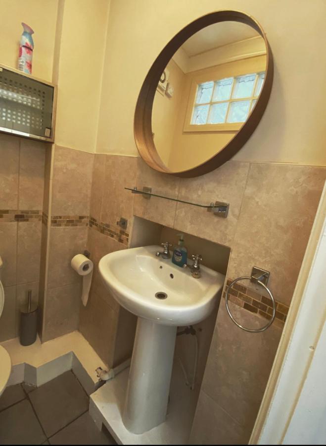 Complete 1 Bedroom Apartment With Wi-Fi, Kitchen, Tv In Heart Of Chiswick, Londra Esterno foto