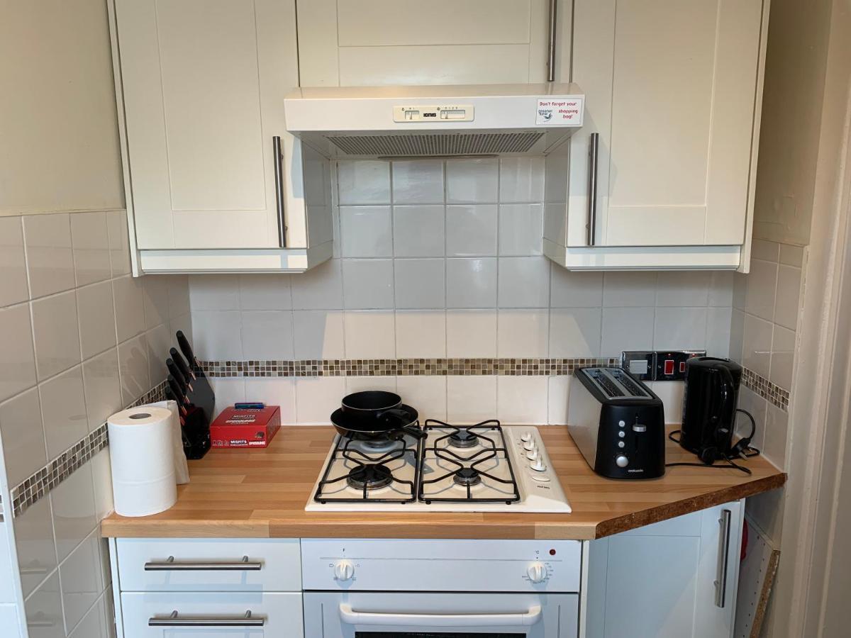 Complete 1 Bedroom Apartment With Wi-Fi, Kitchen, Tv In Heart Of Chiswick, Londra Esterno foto