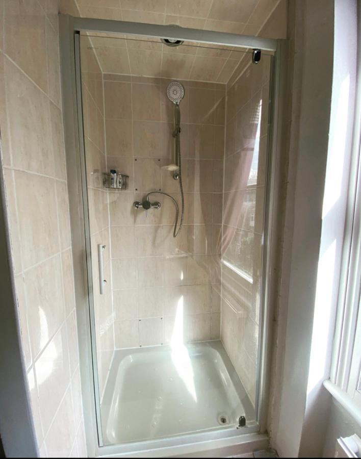 Complete 1 Bedroom Apartment With Wi-Fi, Kitchen, Tv In Heart Of Chiswick, Londra Esterno foto