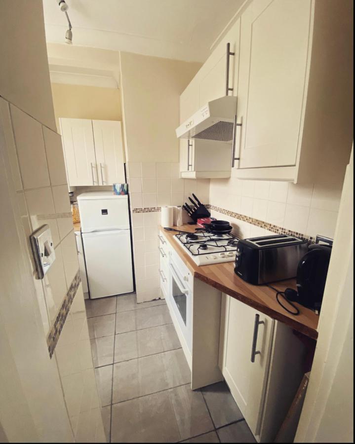 Complete 1 Bedroom Apartment With Wi-Fi, Kitchen, Tv In Heart Of Chiswick, Londra Esterno foto