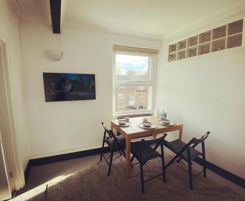 Complete 1 Bedroom Apartment With Wi-Fi, Kitchen, Tv In Heart Of Chiswick, Londra Esterno foto