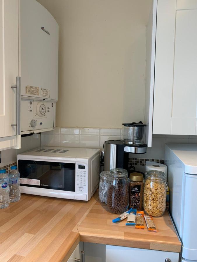 Complete 1 Bedroom Apartment With Wi-Fi, Kitchen, Tv In Heart Of Chiswick, Londra Esterno foto