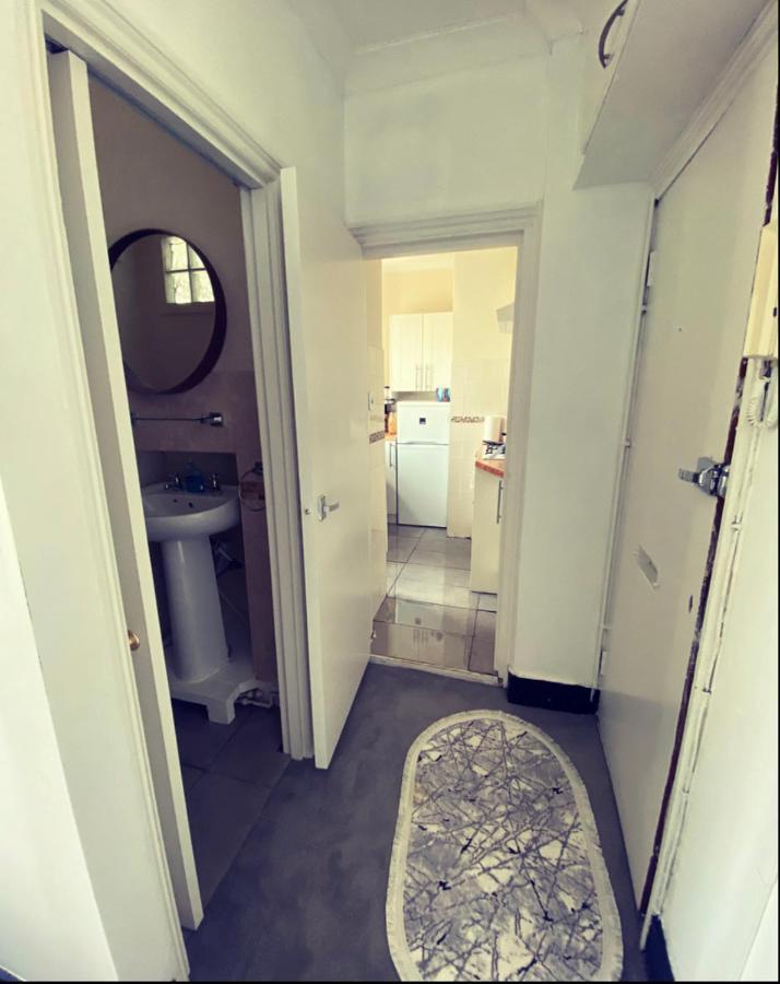 Complete 1 Bedroom Apartment With Wi-Fi, Kitchen, Tv In Heart Of Chiswick, Londra Esterno foto