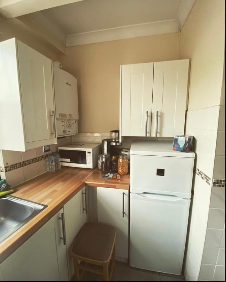 Complete 1 Bedroom Apartment With Wi-Fi, Kitchen, Tv In Heart Of Chiswick, Londra Esterno foto