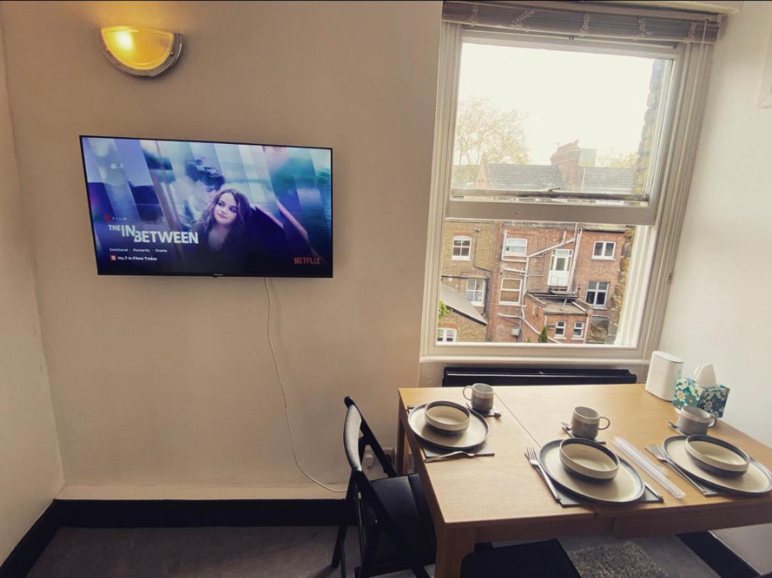 Complete 1 Bedroom Apartment With Wi-Fi, Kitchen, Tv In Heart Of Chiswick, Londra Esterno foto
